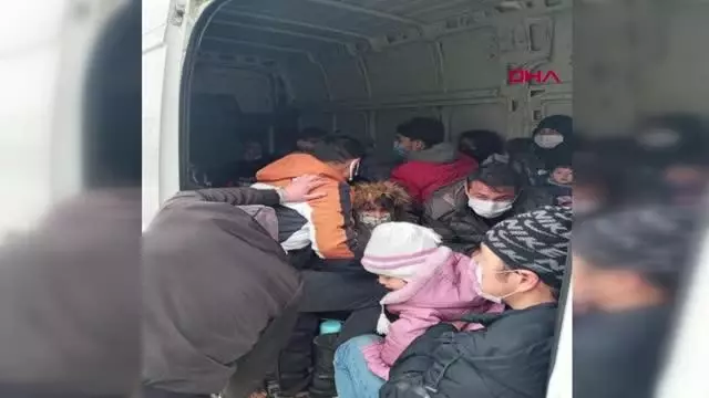 ÇANAKKALE KAPALI KASA MİNİBÜSTE 38 KAÇAK GÖÇMEN YAKALANDI ÇANAKKALE KAPALI KASA MİNİBÜSTE 38 KAÇAK GÖÇMEN YAKALANDI