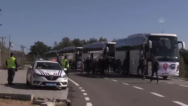 ÇANAKKALE - 'Yarın Çok Genç Olacak Projesi' kapsamında Çanakkale'ye gelen 160 öğrenci şehitlikleri ziyaret etti ÇANAKKALE - 'Yarın Çok Genç Olacak Projesi' kapsamında Çanakkale'ye gelen 160 öğrenci şehitlikleri ziyaret etti