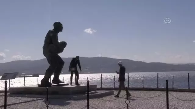 ÇANAKKALE - 'Yarın Çok Genç Olacak Projesi' kapsamında Çanakkale'ye gelen 160 öğrenci şehitlikleri ziyaret etti ÇANAKKALE - 'Yarın Çok Genç Olacak Projesi' kapsamında Çanakkale'ye gelen 160 öğrenci şehitlikleri ziyaret etti