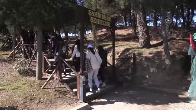 ÇANAKKALE - 'Yarın Çok Genç Olacak Projesi' kapsamında Çanakkale'ye gelen 160 öğrenci şehitlikleri ziyaret etti ÇANAKKALE - 'Yarın Çok Genç Olacak Projesi' kapsamında Çanakkale'ye gelen 160 öğrenci şehitlikleri ziyaret etti