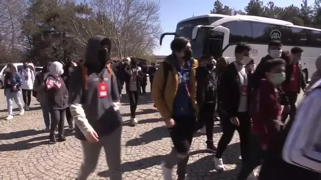ÇANAKKALE - 'Yarın Çok Genç Olacak Projesi' kapsamında Çanakkale'ye gelen 160 öğrenci şehitlikleri ziyaret etti ÇANAKKALE - 'Yarın Çok Genç Olacak Projesi' kapsamında Çanakkale'ye gelen 160 öğrenci şehitlikleri ziyaret etti