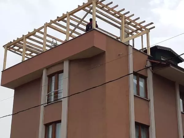 ÇATIDA BABASINA YARDIM EDERKEN DÜŞÜP ÖLEN GENÇ TOPRAĞA VERİLDİ ÇATIDA BABASINA YARDIM EDERKEN DÜŞÜP ÖLEN GENÇ TOPRAĞA VERİLDİ