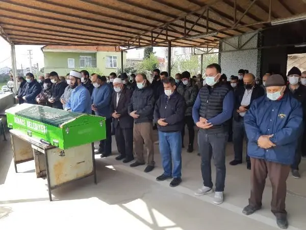 ÇATIDA BABASINA YARDIM EDERKEN DÜŞÜP ÖLEN GENÇ TOPRAĞA VERİLDİ ÇATIDA BABASINA YARDIM EDERKEN DÜŞÜP ÖLEN GENÇ TOPRAĞA VERİLDİ