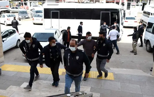 Siverek'te cinayet zanlıları adliyeye sevk edildi Siverek'te cinayet zanlıları adliyeye sevk edildi