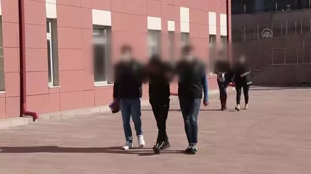 Cips paketinde uyuşturucu sevk etmek isterken terminalde yakalanan 2 şüpheli, tutuklandı Cips paketinde uyuşturucu sevk etmek isterken terminalde yakalanan 2 şüpheli, tutuklandı