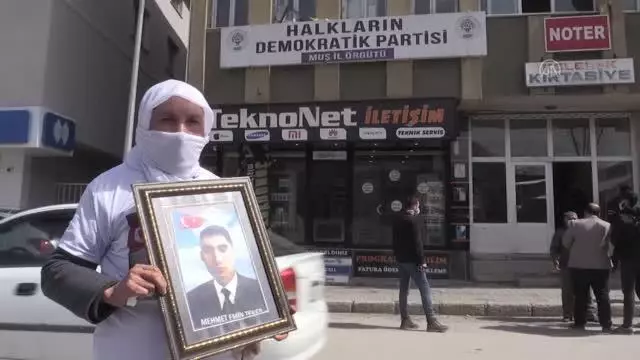 Son dakika haberleri | Çocukları dağa kaçırılan 2 aile, HDP binası önünde oturma eylemi yaptı (2) Son dakika haberleri | Çocukları dağa kaçırılan 2 aile, HDP binası önünde oturma eylemi yaptı (2)