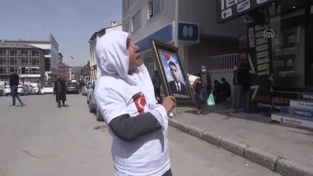Son dakika haberleri | Çocukları dağa kaçırılan 2 aile, HDP binası önünde oturma eylemi yaptı (2) Son dakika haberleri | Çocukları dağa kaçırılan 2 aile, HDP binası önünde oturma eylemi yaptı (2)