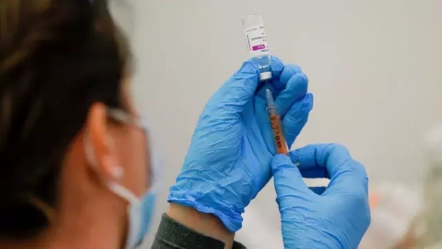 Covid aşısı: İngiltere'de Oxford-AstraZeneca aşısının çocuklarda denenmesi durduruldu Covid aşısı: İngiltere'de Oxford-AstraZeneca aşısının çocuklarda denenmesi durduruldu
