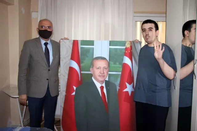 Cumhurbaşkanı Erdoğan hayranı otizmli gence Erdoğan portresi hediye edildi Cumhurbaşkanı Erdoğan hayranı otizmli gence Erdoğan portresi hediye edildi