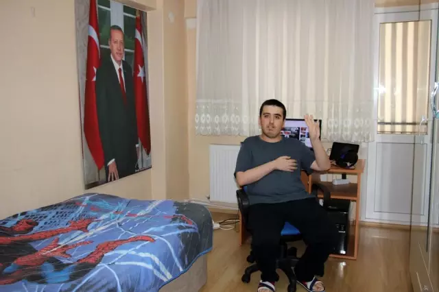 Cumhurbaşkanı Erdoğan hayranı otizmli gence Erdoğan portresi hediye edildi Cumhurbaşkanı Erdoğan hayranı otizmli gence Erdoğan portresi hediye edildi