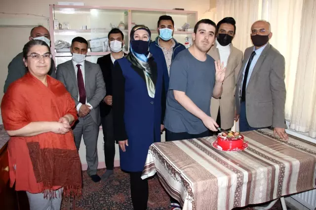 Cumhurbaşkanı Erdoğan hayranı otizmli gence Erdoğan portresi hediye edildi Cumhurbaşkanı Erdoğan hayranı otizmli gence Erdoğan portresi hediye edildi