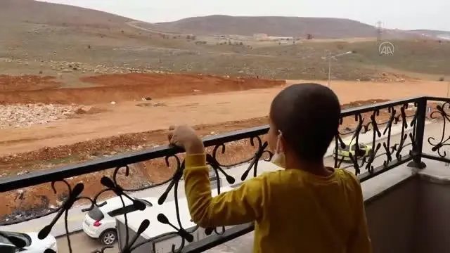 Cumhurbaşkanı Erdoğan'ın tedavisini üstlendiği küçük Taha hayalindeki balkonlu eve kavuştu Cumhurbaşkanı Erdoğan'ın tedavisini üstlendiği küçük Taha hayalindeki balkonlu eve kavuştu