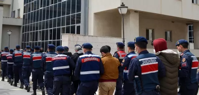 DEAŞ operasyonunda gözaltına alınan 27 kişi adliyeye sevk edildi DEAŞ operasyonunda gözaltına alınan 27 kişi adliyeye sevk edildi