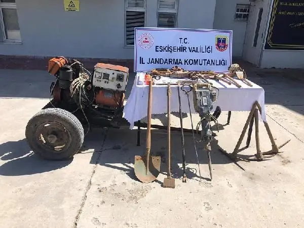 Define için kazı yapan 8 kişi suçüstü yakalandı Define için kazı yapan 8 kişi suçüstü yakalandı