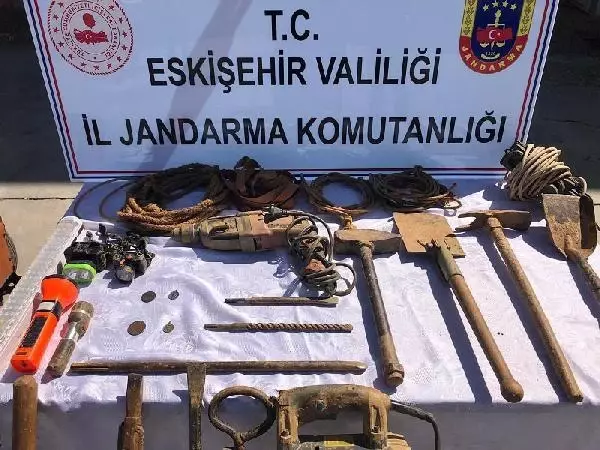 Define için kazı yapan 8 kişi suçüstü yakalandı Define için kazı yapan 8 kişi suçüstü yakalandı