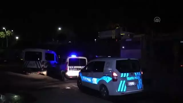 Devrilen otomobildeki iki kişi yaralandı Devrilen otomobildeki iki kişi yaralandı