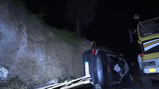 Devrilen otomobildeki iki kişi yaralandı Devrilen otomobildeki iki kişi yaralandı