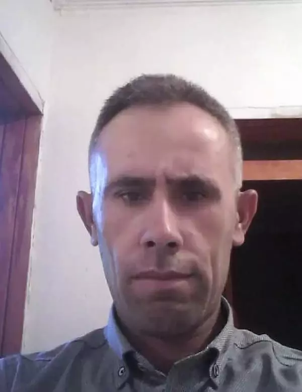 Devrilen traktörünün altında can verdi Devrilen traktörünün altında can verdi