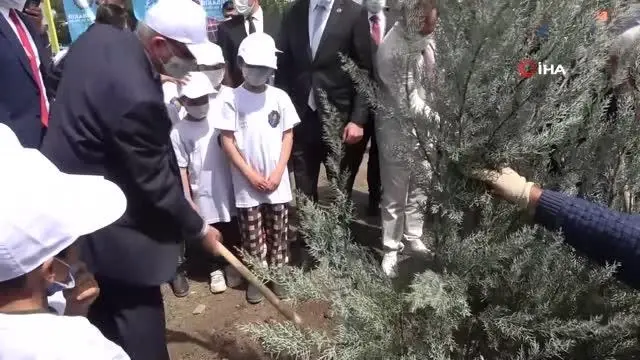 Diyarbakır'da 2 bin 121 fidan toprakla buluştu Diyarbakır'da 2 bin 121 fidan toprakla buluştu