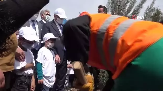 Diyarbakır'da 2 bin 121 fidan toprakla buluştu Diyarbakır'da 2 bin 121 fidan toprakla buluştu