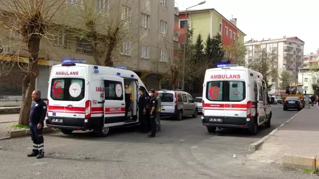 Araçlar kafa kafaya böyle çarpıştı: 2'si çocuk 4 yaralı Araçlar kafa kafaya böyle çarpıştı: 2'si çocuk 4 yaralı