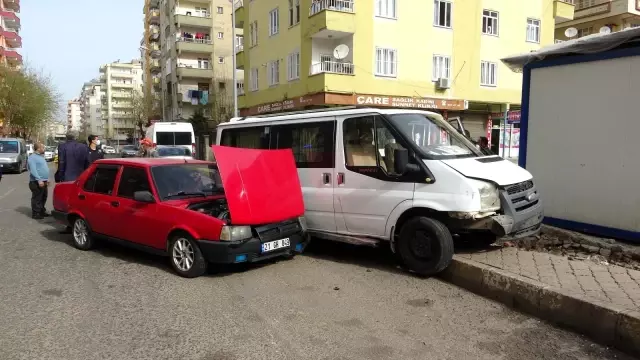 Araçlar kafa kafaya böyle çarpıştı: 2'si çocuk 4 yaralı Araçlar kafa kafaya böyle çarpıştı: 2'si çocuk 4 yaralı