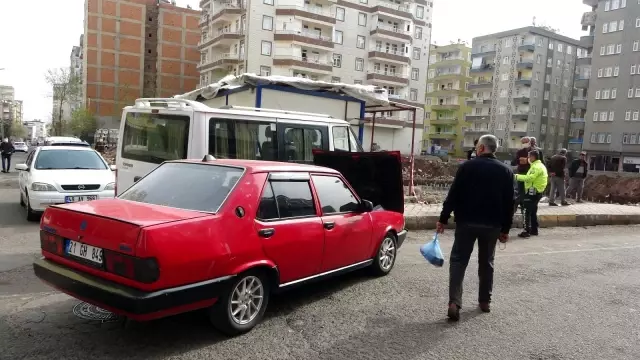 Araçlar kafa kafaya böyle çarpıştı: 2'si çocuk 4 yaralı Araçlar kafa kafaya böyle çarpıştı: 2'si çocuk 4 yaralı