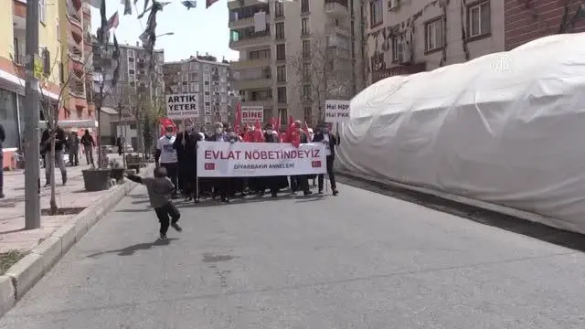 Diyarbakır'daki evlat nöbetine iki aile daha katıldı Diyarbakır'daki evlat nöbetine iki aile daha katıldı