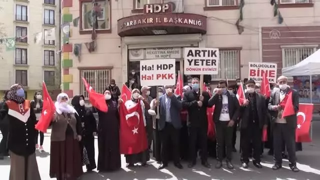 Diyarbakır'daki evlat nöbetine iki aile daha katıldı Diyarbakır'daki evlat nöbetine iki aile daha katıldı