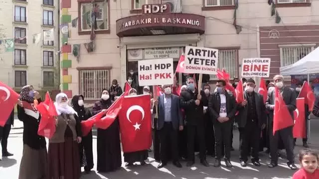 Diyarbakır'daki evlat nöbetine iki aile daha katıldı Diyarbakır'daki evlat nöbetine iki aile daha katıldı