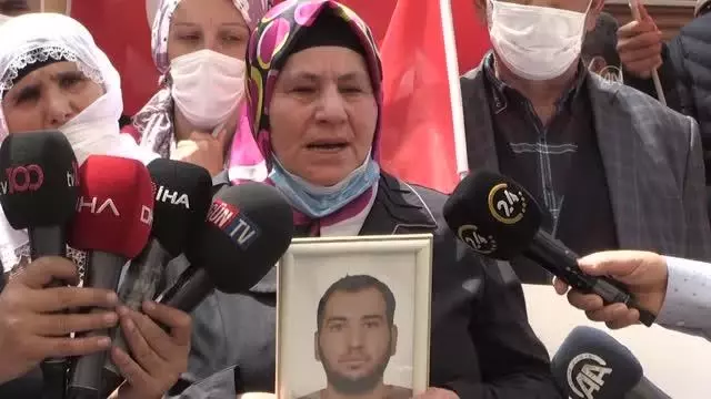 Diyarbakır'daki evlat nöbetine iki aile daha katıldı Diyarbakır'daki evlat nöbetine iki aile daha katıldı