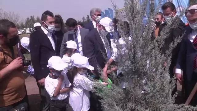 DİYARBAKIR - Hatıra ormanında ilk fidan toprakla buluşturuldu DİYARBAKIR - Hatıra ormanında ilk fidan toprakla buluşturuldu