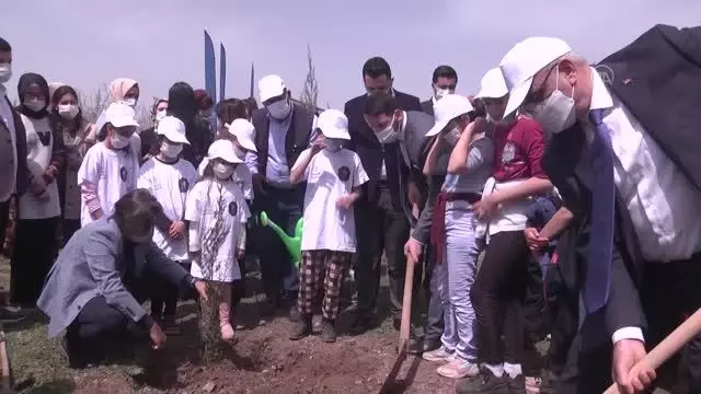 DİYARBAKIR - Hatıra ormanında ilk fidan toprakla buluşturuldu DİYARBAKIR - Hatıra ormanında ilk fidan toprakla buluşturuldu