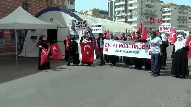 DİYARBAKIR HDP ÖNÜNDEKİ EYLEMDE 583'ÜNCÜ GÜN; AİLE SAYISI 224 OLDU DİYARBAKIR HDP ÖNÜNDEKİ EYLEMDE 583'ÜNCÜ GÜN; AİLE SAYISI 224 OLDU
