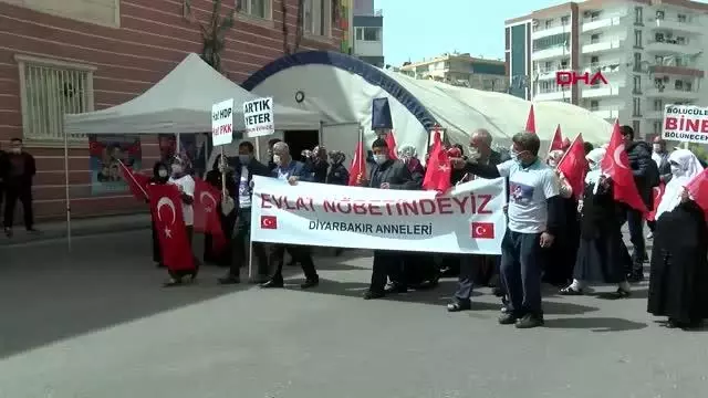 DİYARBAKIR HDP ÖNÜNDEKİ EYLEMDE 583'ÜNCÜ GÜN; AİLE SAYISI 224 OLDU DİYARBAKIR HDP ÖNÜNDEKİ EYLEMDE 583'ÜNCÜ GÜN; AİLE SAYISI 224 OLDU