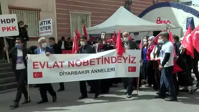 DİYARBAKIR HDP ÖNÜNDEKİ EYLEMDE 583'ÜNCÜ GÜN; AİLE SAYISI 224 OLDU DİYARBAKIR HDP ÖNÜNDEKİ EYLEMDE 583'ÜNCÜ GÜN; AİLE SAYISI 224 OLDU
