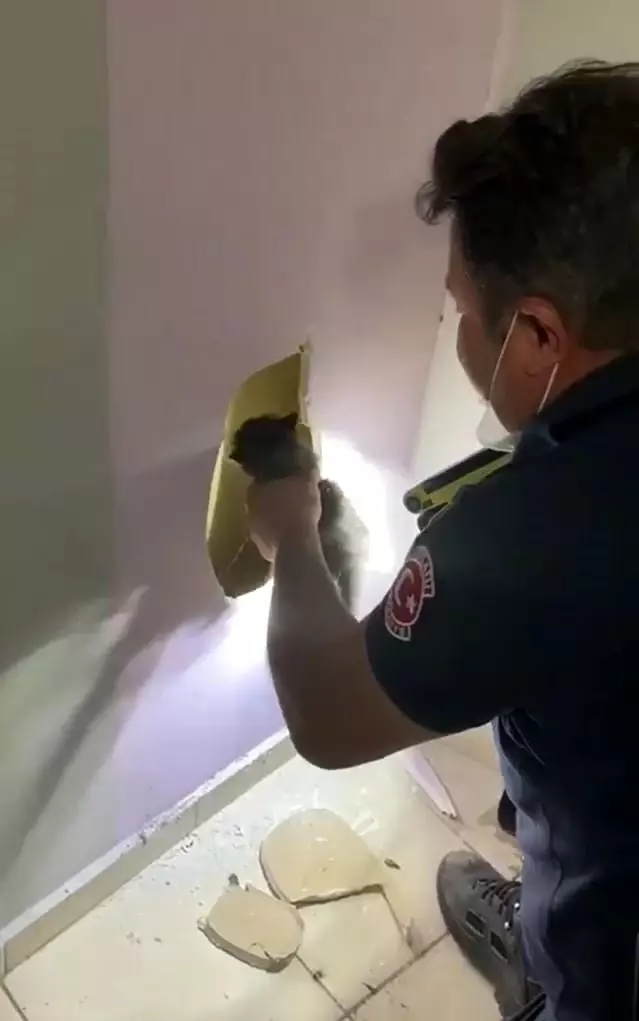 Duvardan gelen sesin kaynağı duvar delinince ortaya çıktı Duvardan gelen sesin kaynağı duvar delinince ortaya çıktı
