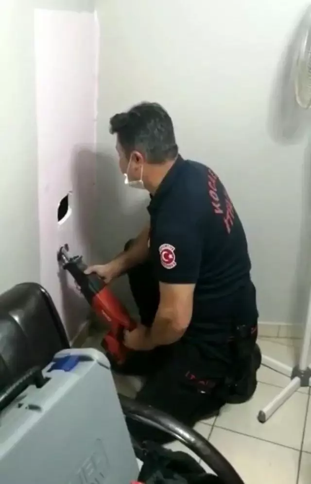 Duvardan gelen sesin kaynağı duvar delinince ortaya çıktı Duvardan gelen sesin kaynağı duvar delinince ortaya çıktı