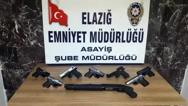 Elazığ'da asayiş ve şok uygulamalarla yakalanan 38 şüpheli tutuklandı Elazığ'da asayiş ve şok uygulamalarla yakalanan 38 şüpheli tutuklandı