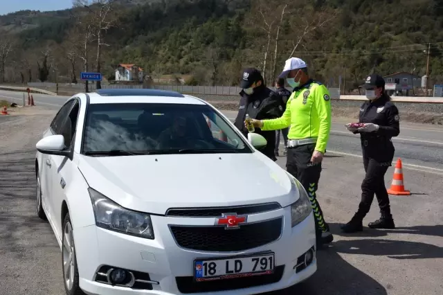 Emniyetten sürücülere kolonya ve çikolata ikramı Emniyetten sürücülere kolonya ve çikolata ikramı