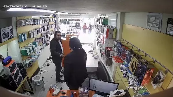 Eniştelerini 40 dakika döven iki kardeş, adliyeye sevk edildi (2) Eniştelerini 40 dakika döven iki kardeş, adliyeye sevk edildi (2)