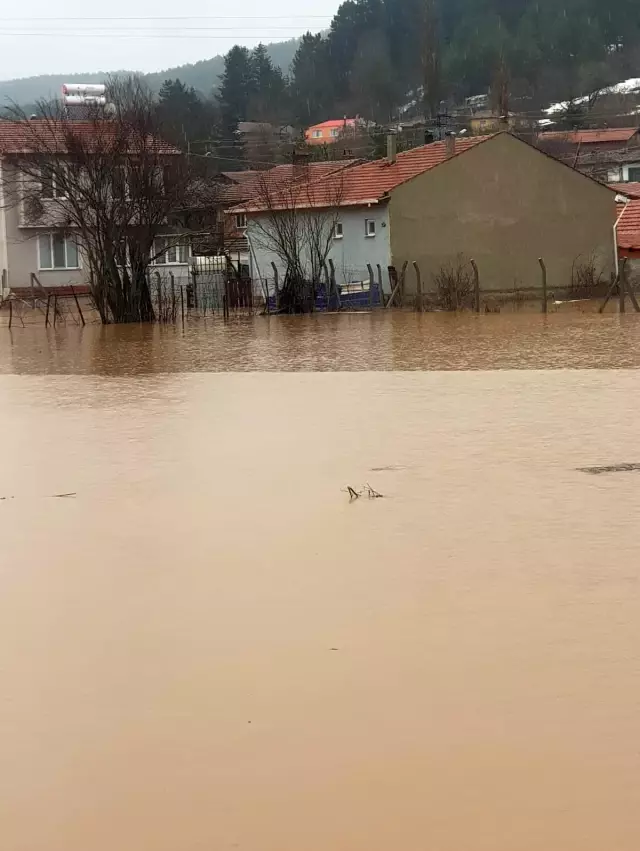 Sular altında kalan Erik köyünde çalışmalar devam ediyor Sular altında kalan Erik köyünde çalışmalar devam ediyor