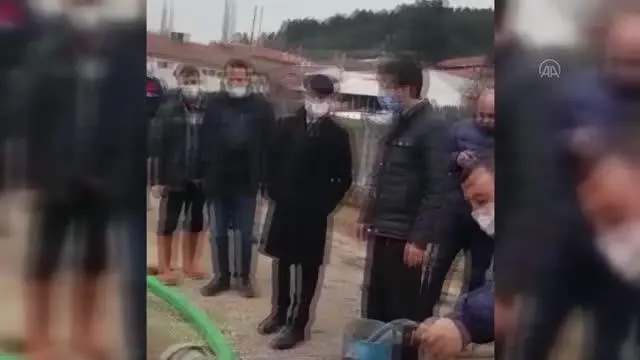 Eriyen kar suları bir köyde su baskınına neden oldu Eriyen kar suları bir köyde su baskınına neden oldu