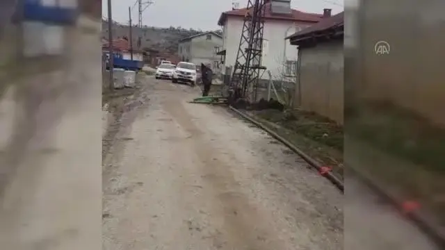 Eriyen kar suları bir köyde su baskınına neden oldu Eriyen kar suları bir köyde su baskınına neden oldu
