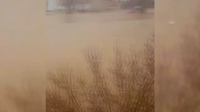 Eriyen kar suları bir köyde su baskınına neden oldu Eriyen kar suları bir köyde su baskınına neden oldu