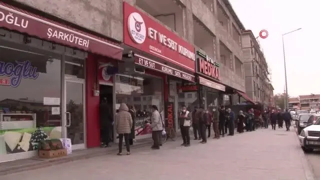Erzincan'da Ramazan öncesi et kuyruğu Erzincan'da Ramazan öncesi et kuyruğu