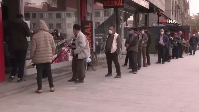 Erzincan'da Ramazan öncesi et kuyruğu Erzincan'da Ramazan öncesi et kuyruğu