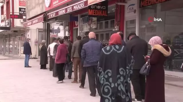 Erzincan'da Ramazan öncesi et kuyruğu Erzincan'da Ramazan öncesi et kuyruğu