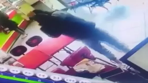 ESENYURT'TA DÖNERCİDEN TELEFON HIRSIZLIĞI KAMERADA ESENYURT'TA DÖNERCİDEN TELEFON HIRSIZLIĞI KAMERADA