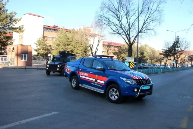 Eşi teröristler tarafından öldürülen kadın: 'Eşim sırf sandık başında görevli olduğu için öldürüldü' Eşi teröristler tarafından öldürülen kadın: 'Eşim sırf sandık başında görevli olduğu için öldürüldü'